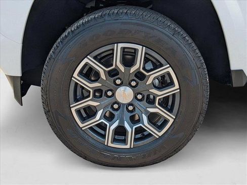 New 2024 Chevrolet Colorado LT w/ LT Convenience Package III image 9