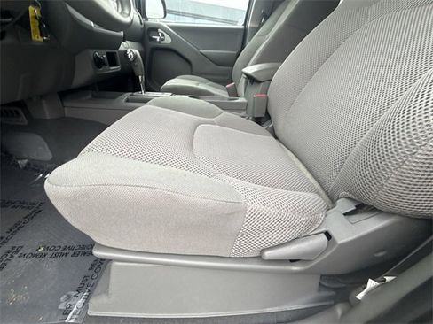 Used 2019 Nissan Frontier SV image 12