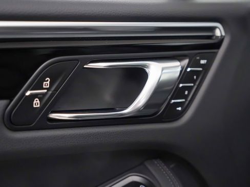 Certified 2025 Porsche Macan image 22