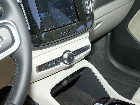 New 2025 Volvo XC40 B5 Plus w/ Protection Package Premier image 14