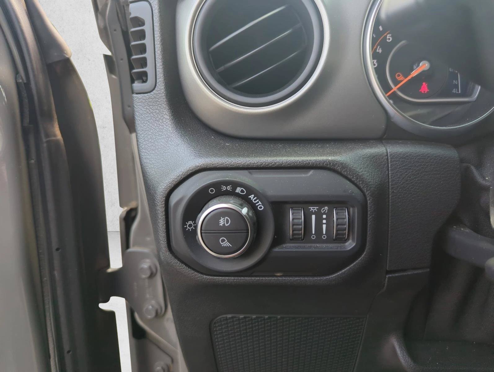 Used 2021 Jeep Gladiator Sport AWD/4WD image 13