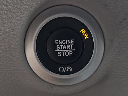 Used 2023 Chrysler Pacifica Touring-L FWD image 17