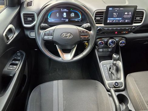 Used 2023 Hyundai Venue SEL FWD image 11