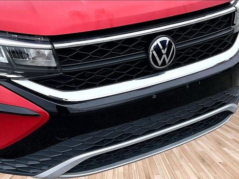 Used 2023 Volkswagen Taos SE w/ Panoramic Sunroof Package FWD image 25