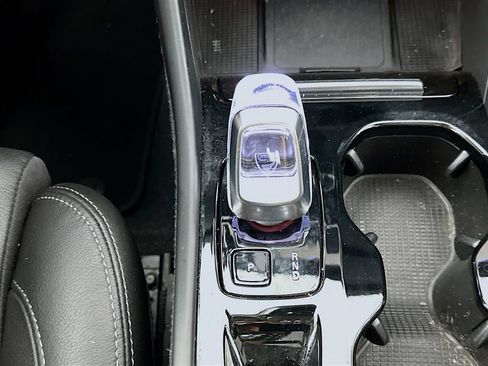 Used 2024 Volvo XC40 B5 Plus AWD/4WD image 16