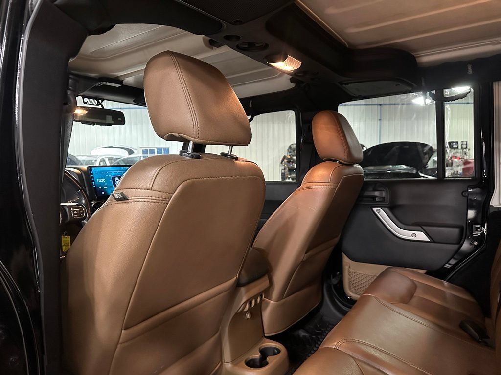 Used 2015 Jeep Wrangler Unlimited Sahara w/ Connectivity Group AWD/4WD image 21