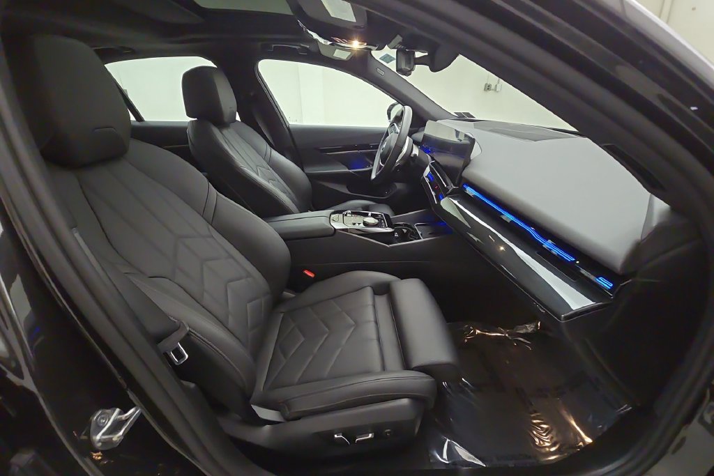 Used 2024 BMW 530i xDrive w/ Premium Package AWD/4WD image 30