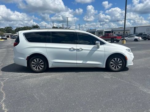 Used 2021 Chrysler Pacifica Limited w/ Uconnect Theater Family Group FWD image 5