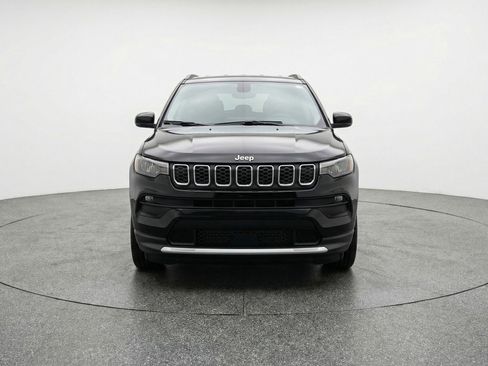 Used 2025 Jeep Compass Latitude AWD/4WD image 2