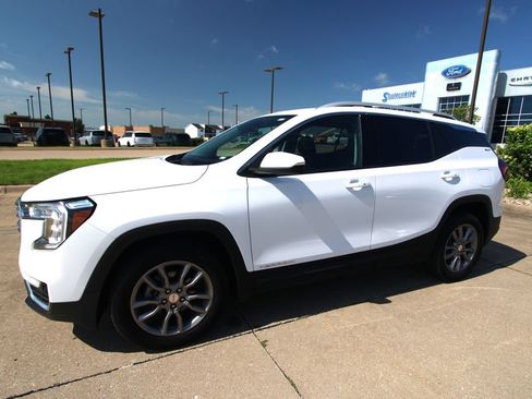 Used 2024 GMC Terrain SLT AWD/4WD image 16
