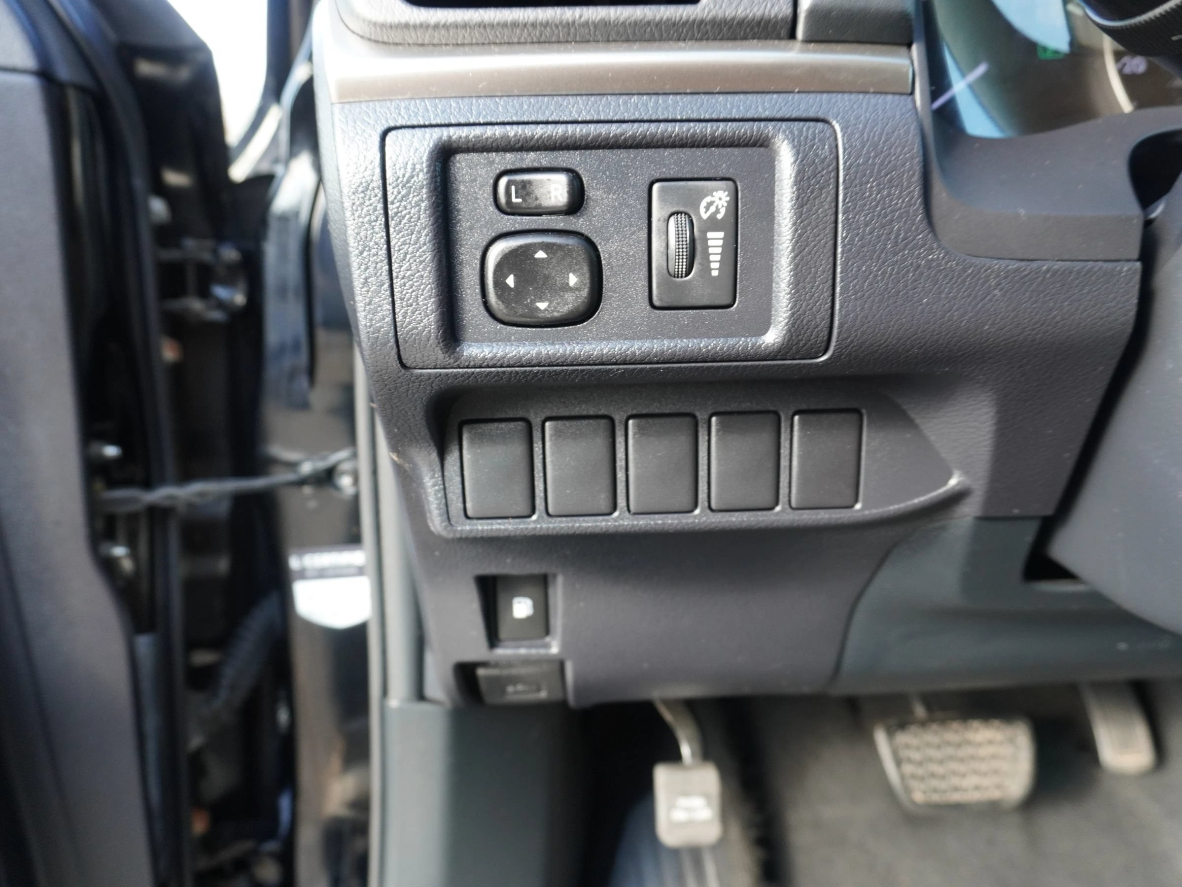 Used 2015 Lexus CT 200h w/ Navigation Package FWD image 12