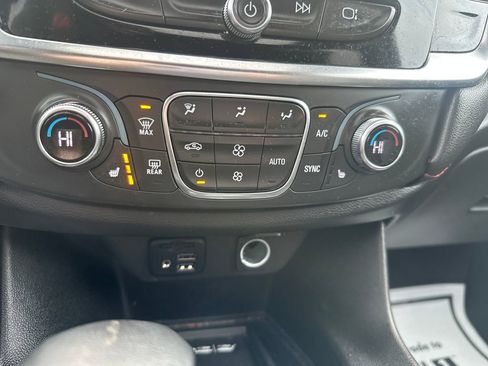 Used 2023 Chevrolet Traverse RS image 17