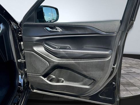 Used 2025 Jeep Grand Cherokee Altitude image 28