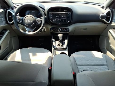 Used 2025 Kia Soul LX w/ LX Technology Package FWD image 9