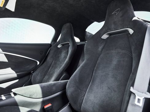 Used 2024 McLaren Artura RWD image 30