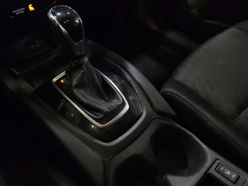 Used 2018 Nissan Rogue SV w/ Sun & Sound Touring Package image 26