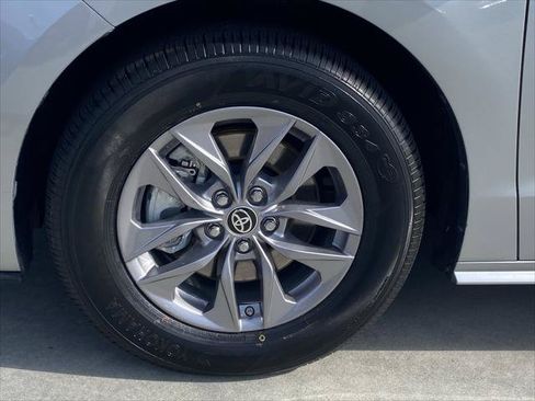 Certified 2024 Toyota Sienna XLE FWD image 8