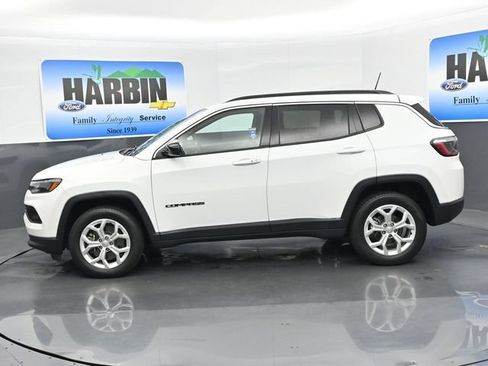 Used 2024 Jeep Compass Latitude AWD/4WD image 2