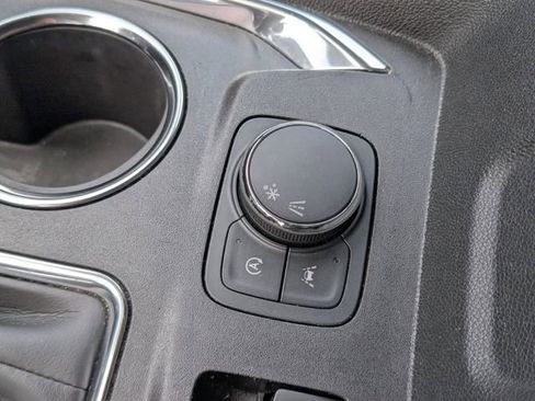 Used 2023 Chevrolet Traverse LT FWD image 17