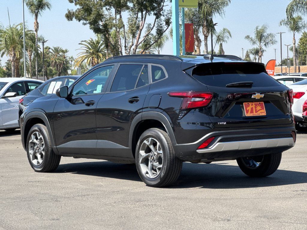 Used 2025 Chevrolet Trax LT FWD image 3