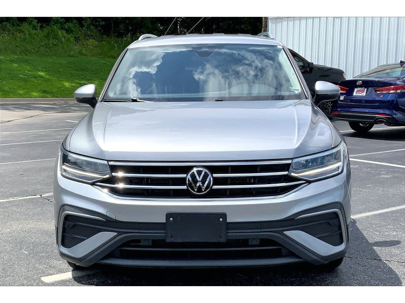 Used 2024 Volkswagen Tiguan SE AWD/4WD image 3