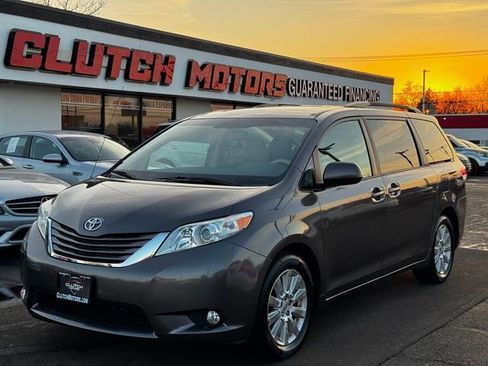 Used 2012 Toyota Sienna XLE image 1
