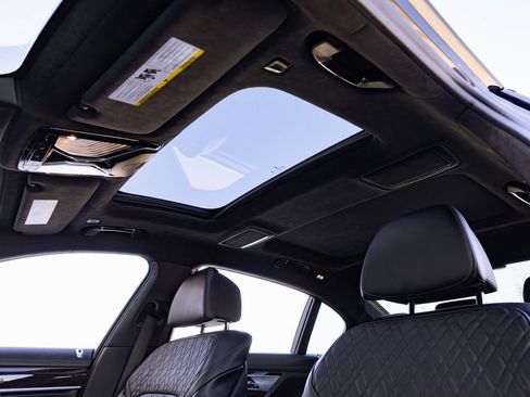 Used 2019 BMW 750i xDrive w/ Executive Package image 23