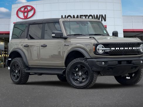 Used 2025 Ford Bronco Outer Banks AWD/4WD image 2