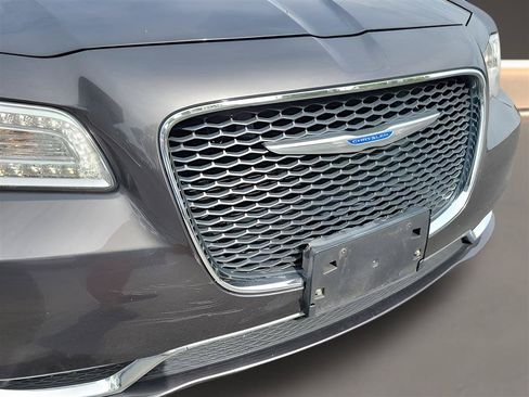 Used 2018 Chrysler 300 Touring L AWD/4WD image 27