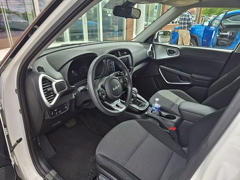 Used 2022 Kia Soul LX w/ Technology Package FWD image 5