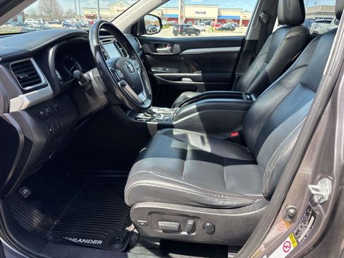 Used 2019 Toyota Highlander XLE AWD/4WD image 9