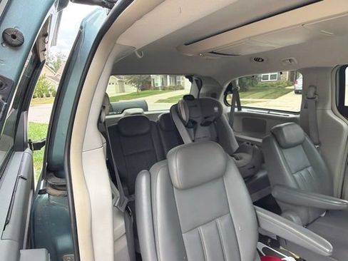Used 2010 Chrysler Town & Country Touring FWD image 27