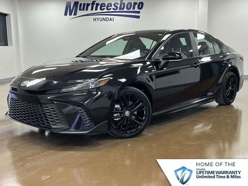 Used 2025 Toyota Camry SE image 1