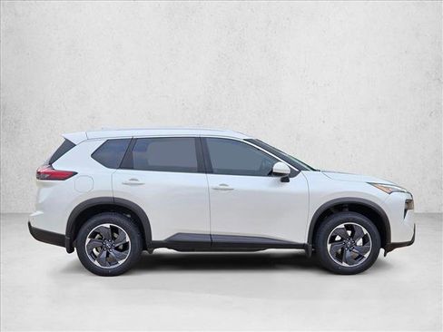 Used 2024 Nissan Rogue SV w/ SV Premium Package FWD image 4