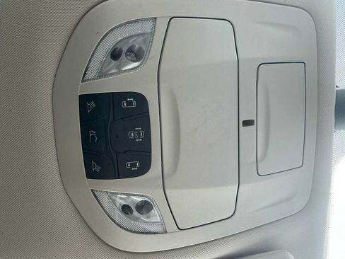 Used 2024 Chrysler Pacifica Touring-L FWD image 18