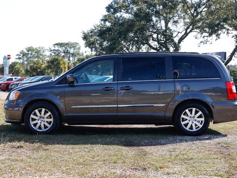 Used 2016 Chrysler Town & Country Touring image 3