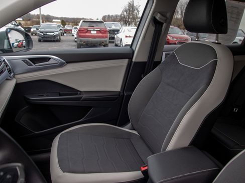 Used 2025 Volkswagen Taos SE image 13