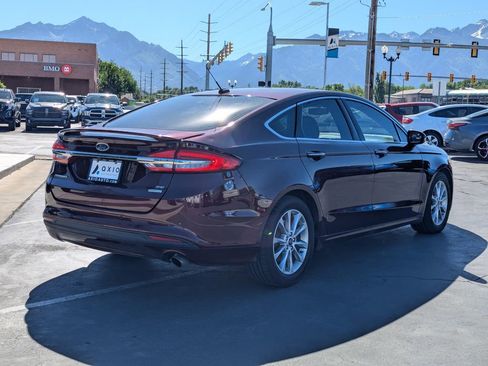 Used 2017 Ford Fusion SE w/ Fusion SE Technology Package FWD image 4