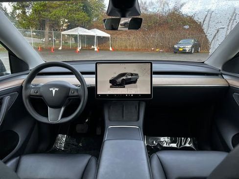 Used 2022 Tesla Model Y Long Range image 10