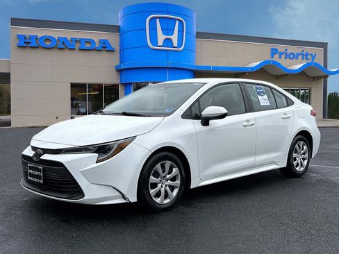 Used 2023 Toyota Corolla LE FWD image 1