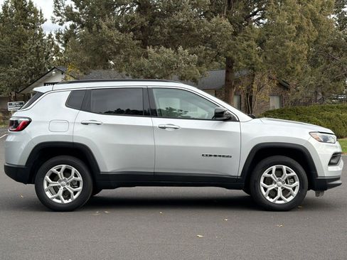 Used 2024 Jeep Compass Latitude image 3