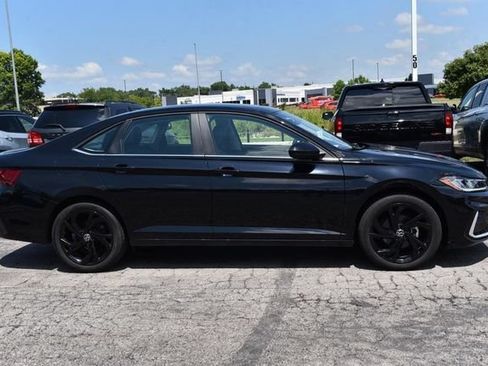 Used 2025 Volkswagen Jetta SE w/ Sunroof Package FWD image 5