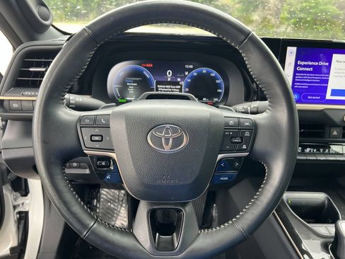 Used 2025 Toyota Crown Platinum AWD/4WD image 7