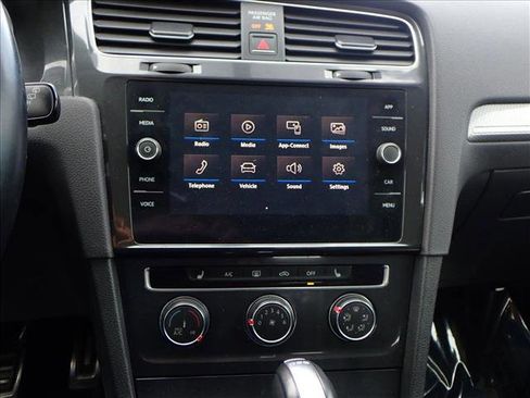 Used 2018 Volkswagen Golf SE image 16