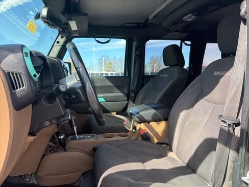Used 2017 Jeep Wrangler Unlimited Sahara w/ Connectivity Group image 18