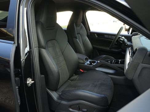 Used 2024 Porsche Cayenne Turbo GT image 15