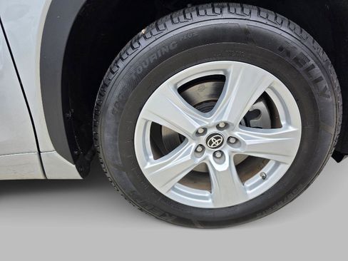 Used 2021 Toyota Highlander LE image 39