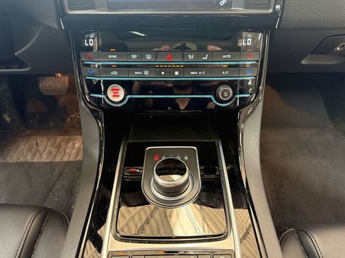 Used 2017 Jaguar XE Premium RWD image 22