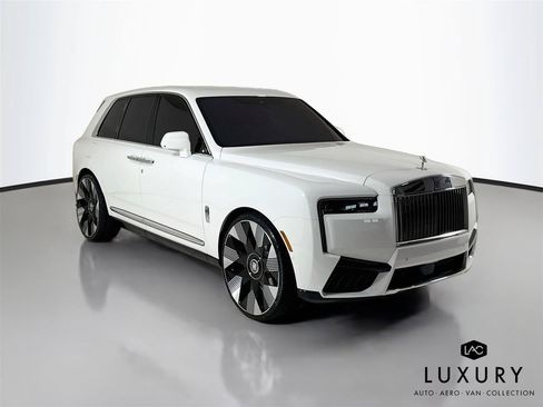 Used 2025 Rolls-Royce Cullinan AWD/4WD image 3