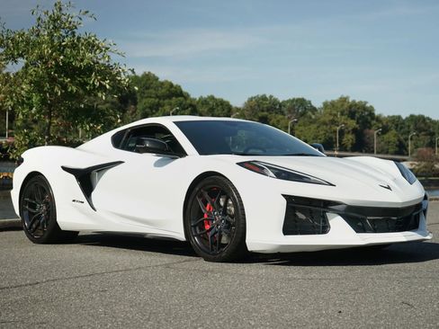 Used 2025 Chevrolet Corvette Z06 image 2